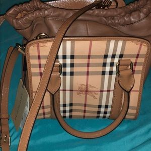 Burberry Haymarket tote. Mid Camel (beige)